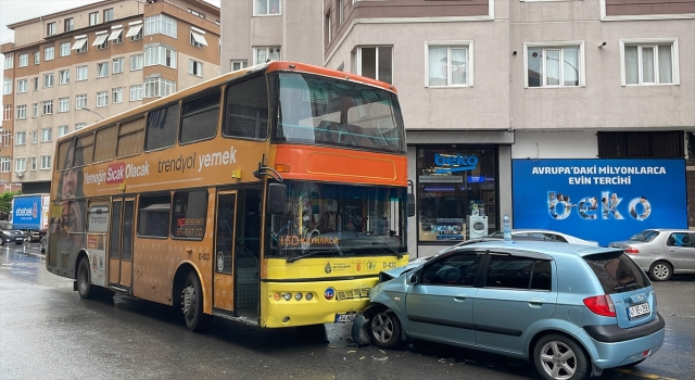 Pendik’te İETT otobüsüyle çarpışan otomobilin sürücüsü yaralandı 