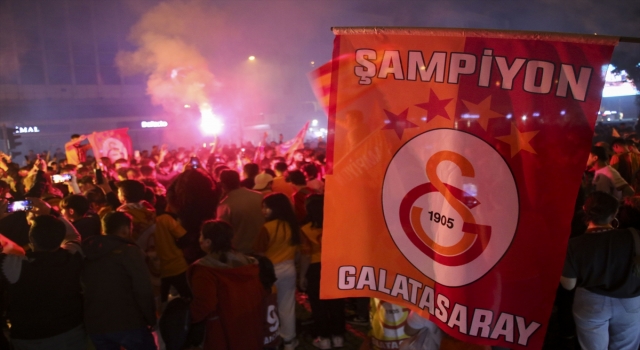 Uşak’ta Galatasaraylı taraftarlar şampiyonluğu kutluyor