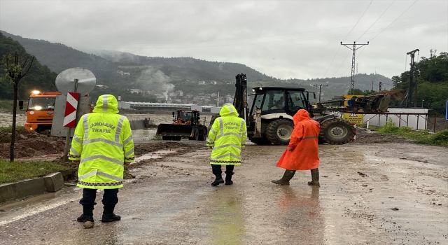 Sinop’ta sağanak su baskınlarına neden oldu