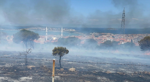 Balıkesir’de yerleşim yerlerine yakın otluk alanda çıkan yangına havadan müdahale edildi