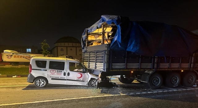 Samsun’da kaza yapan Türk Kızılay aracındaki kan başka araca nakledildi