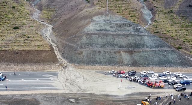 ErzincanSivas kara yolu heyelan nedeniyle ulaşıma kapatıldı