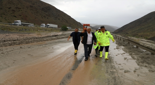 GÜNCELLEME Heyelan nedeniyle kapanan ErzincanSivas kara yolu ulaşıma açıldı