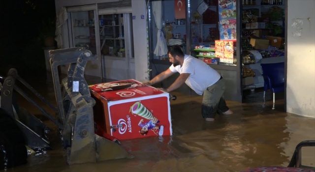 Sakarya’da taşan dere nedeniyle bazı ev ve iş yerlerini su bastı 