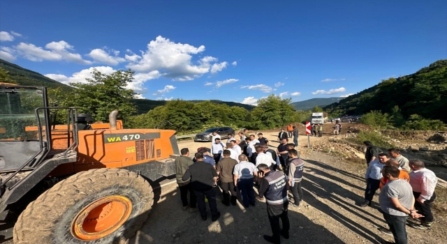 Sel nedeniyle trafiğe kapatılan KarabükZonguldak kara yolu tek yönlü ulaşıma açıldı