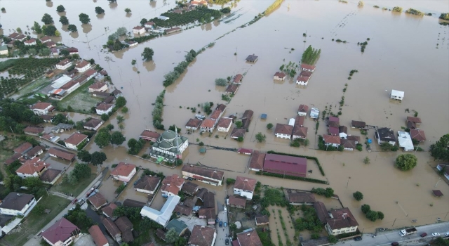 Düzce’de tamamı sular altında kalan köyde tahliye çalışmaları sürüyor