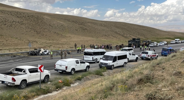 Van’da askeri araçla otomobil çarpıştı, bir kişi öldü, 12 asker yaralandı