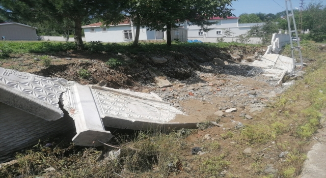 Samsun’da sağanak nedeniyle bahçede biriken suyun duvarı yıkması kamerada