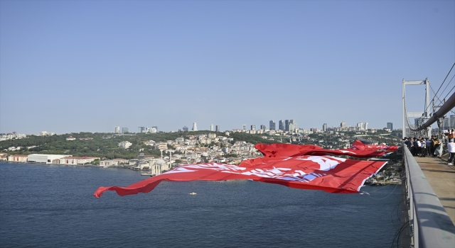15 Temmuz Şehitler Köprüsü’ne şehitlerin anısına Türk bayrağı asıldı