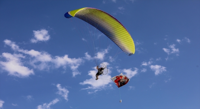 Vanlı paramotorcu babaoğul 15 Temmuz şehitleri anısına havalandı