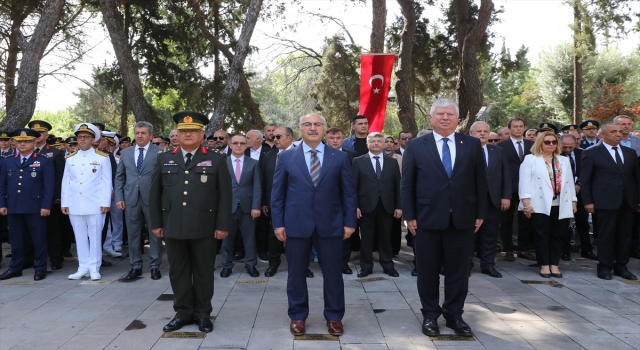 İzmir ve çevre illerdeki şehitliklerde tören düzenlendi