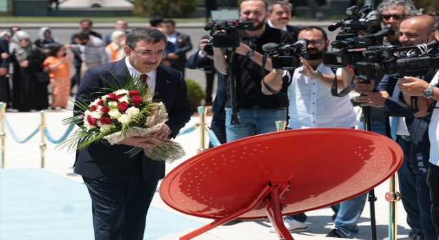 Cumhurbaşkanı Yardımcısı Yılmaz, 15 Temmuz Anıtı’na çelenk bıraktı