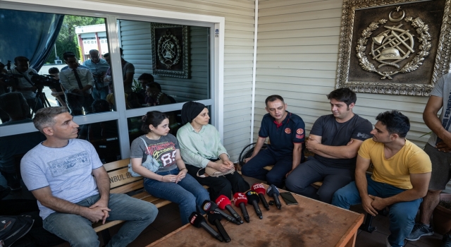 Hatay’da enkaz altından çıkarılan anne ve kızı, kendilerini kurtaran ekiple buluştu