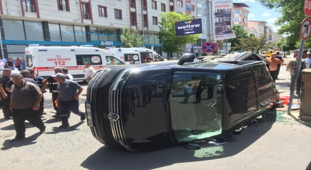 Kars’ta pikap ile minibüsün çarpıştığı kazada 5 kişi yaralandı