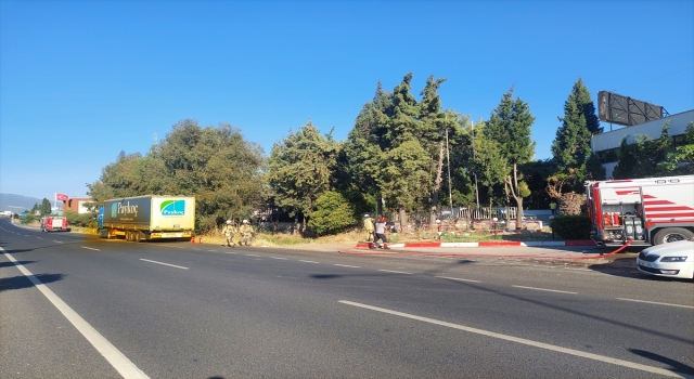 İzmir’de asit yüklü tırdaki sızıntıya müdahale edildi