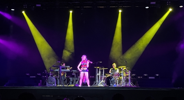 Dünyaca ünlü keman virtüözü Lindsey Stirling, İstanbul’da sahne aldı