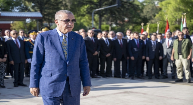 Cumhurbaşkanı Erdoğan, Lefkoşa’daki Atatürk Anıtı’nı ziyaret etti