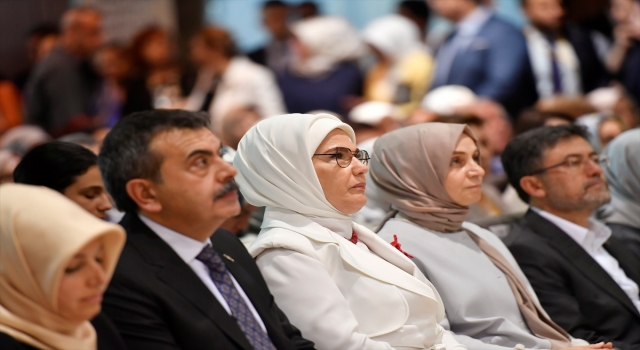 Emine Erdoğan’dan depremzedeler için açılan ”Hayır Çarşısı”na destek ziyareti: