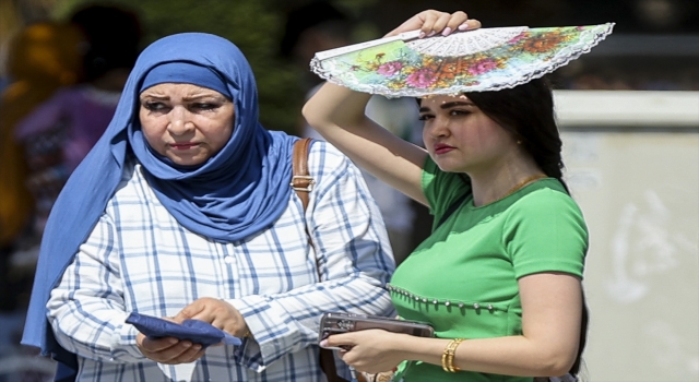 İstanbul’da serinlemek isteyenler sahil ve parkları tercih etti