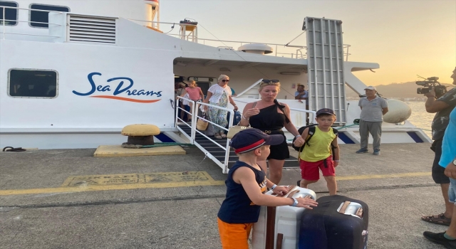 Rodos Adası’ndaki yangın nedeniyle tahliye edilen 95 turist, feribotla Marmaris’e getirildi