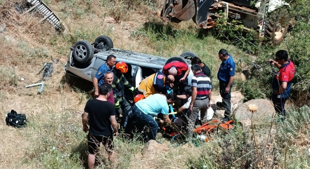 Denizli’de ehliyetsiz sürücünün kullandığı otomobil devrildi, 2 kardeş yaralandı