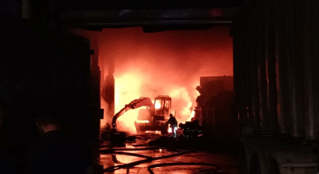 Kocaeli’de geri dönüşüm fabrikasında çıkan yangına müdahale ediliyor