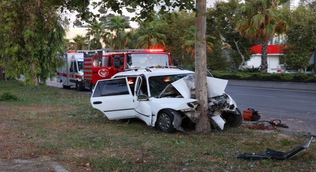 İzmir’de ağaca çarpan otomobilin sürücüsü öldü