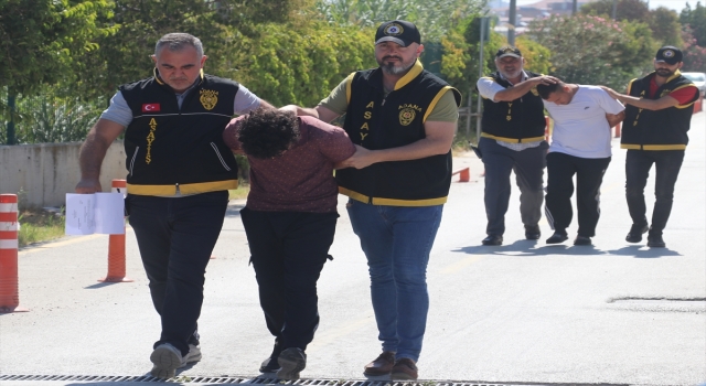 Adana’da gasp iddiasıyla yakalanan 2 zanlı tutuklandı 