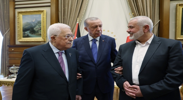 Cumhurbaşkanı Erdoğan, Filistin Devlet Başkanı Abbas ve Hamas Siyasi Büro Başkanı Haniye ile Cumhurbaşkanlığı Külliyesi’nde bir araya geldi. 