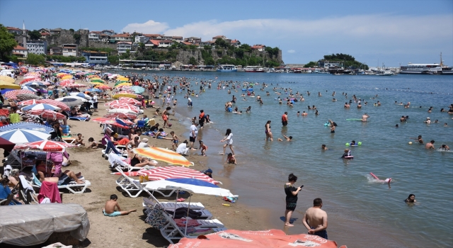 Amasra ve Akçakoca’da sıcaktan bunalanlar serinlemek için sahilleri tercih etti