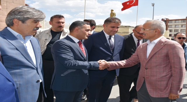 Ulaştırma ve Altyapı Bakanı Uraloğlu, AK Parti Hakkari İl Başkanlığında konuştu: