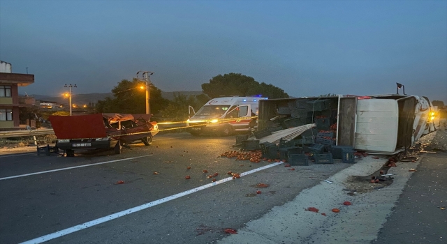 İzmir’de kamyonet ile otomobilin çarpıştığı kazada 1 kişi öldü, 1 kişi yaralandı