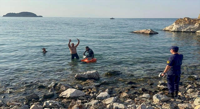 Van Gölü’nde bir kayanın üzerinde mahsur kalan vatandaş uzaktan kumandalı araçla kurtarıldı