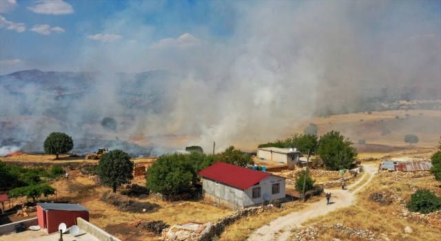 Diyarbakır’ın Lice ilçesinde çıkan orman yangınına müdahale ediliyor