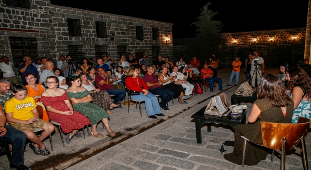 Tarihi kilisede Türk, Fransız ve Ermeni kadın sanatçılardan müzik dinletisi