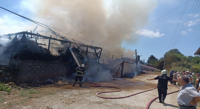 Düzce’de çıkan yangında 4 samanlık, 1 ahır ve 2 araç zarar gördü