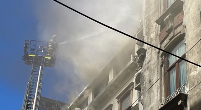 Beyoğlu’nda 4 katlı binanın çatısında çıkan yangın söndürüldü