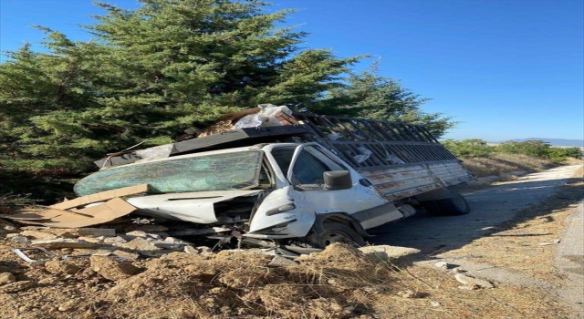 Afyonkarahisar’da kamyonetin refüje çarpması sonucu bir kişi öldü