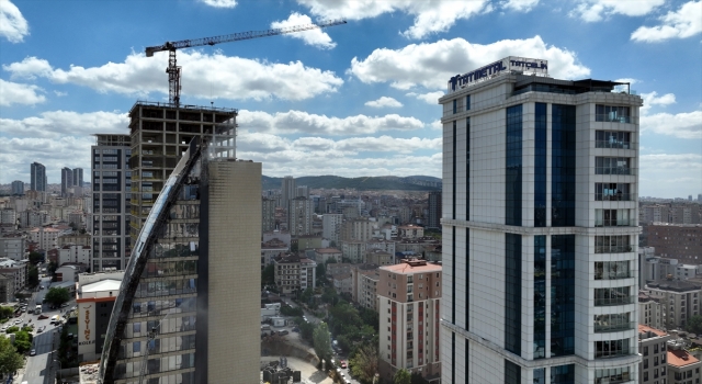 Ataşehir’de 17 katlı binanın dış cephesinde yangın çıktı