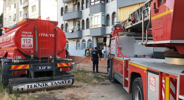 Bursa’da 5 katlı binanın çatı katında çıkan yangın söndürüldü