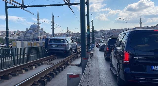 GÜNCELLEME Tramvay yoluna giren aracın kaldırılmasıyla seferler normale döndü
