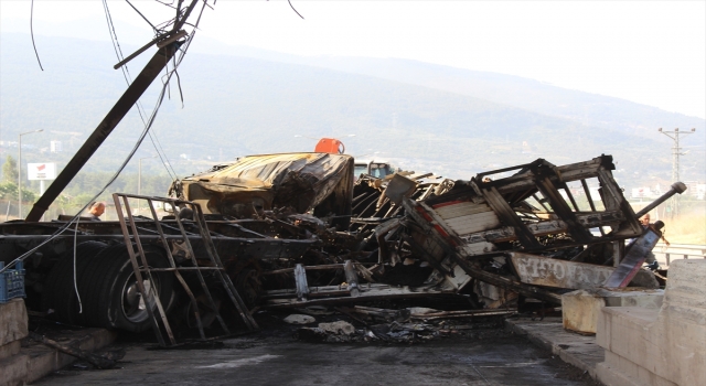 Hatay’da gişe bariyerine çarpıp alev alan tırın sürücüsü yaralandı 