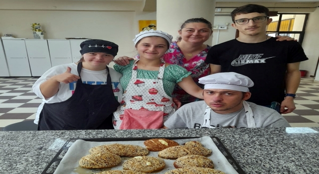 Sakarya’da özel bireylerin kursta yaptığı yiyecekler ”engelsiz kafe”de beğeniye sunuluyor