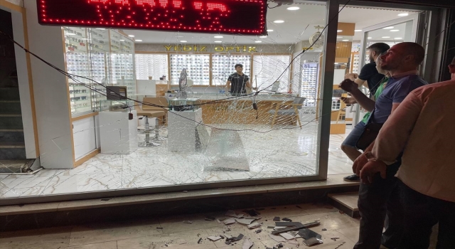 Esenyurt’ta kamyonun iş yerine çarpma anı kamerada 