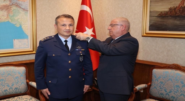 Milli Savunma Bakanı Güler, uzaya gidecek ilk Türk pilot Gezeravcı’ya yeni rütbesini taktı