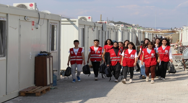 Türk Kızılay Pazarcık’ta depremzede çocuklara kırtasiye seti dağıttı