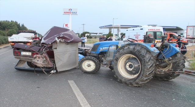 Manisa’da traktöre takılı römorka çarpan otomobildeki 1 kişi öldü, 3 kişi yaralandı.