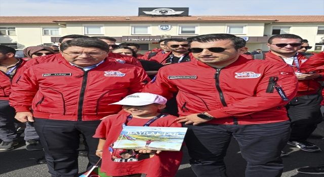Bakan Tunç ve Selçuk Bayraktar AA’nın TEKNOFEST’teki haber merkezini ziyaret etti: