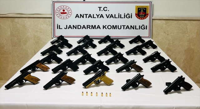 Antalya’da silah ticareti yaptıkları iddiasıyla gözaltına alınan 3 kişi tutuklandı