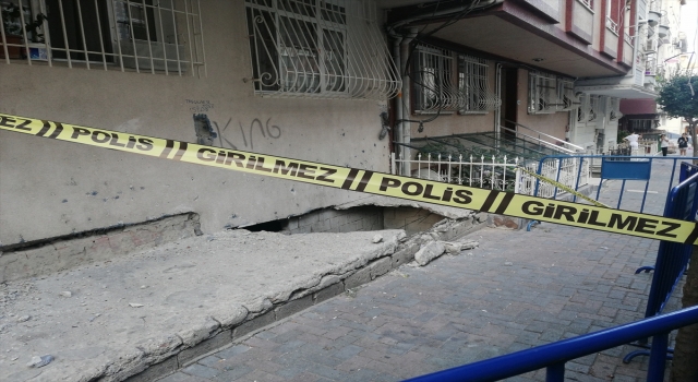Güngören’de binayla kaldırım arasındaki beton çöktü, iki kişi yaralandı 
